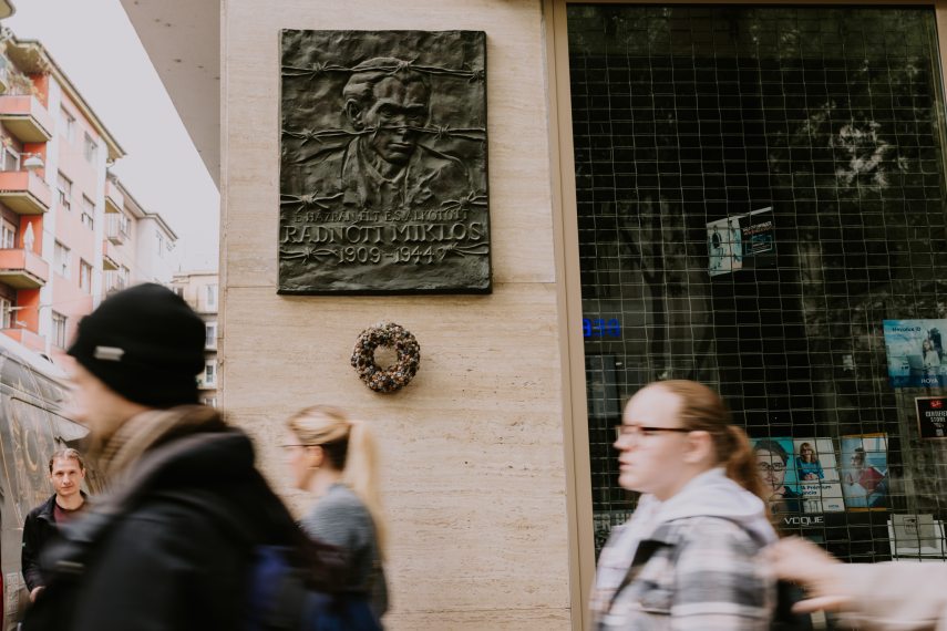 Radnóti-térplasztika Újlipótvárosban. Fotó: PKÜ/Hegyi Lili