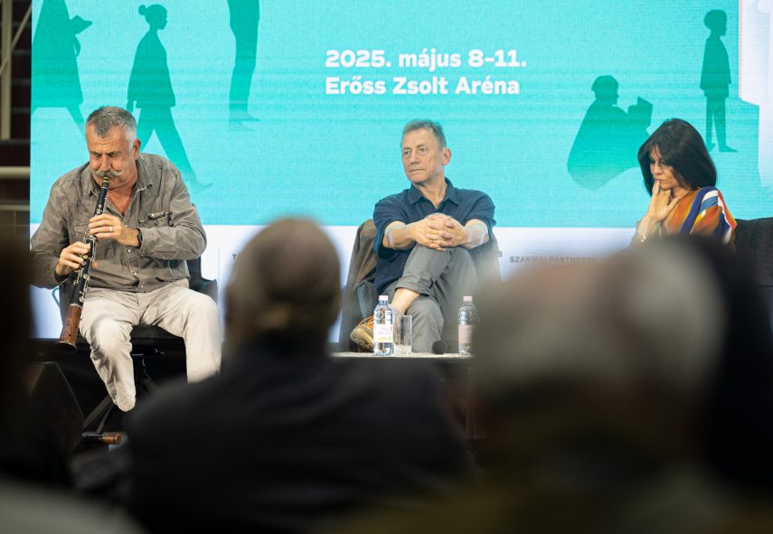 Csíkszeredai Könyvvásár színpadi jelenet